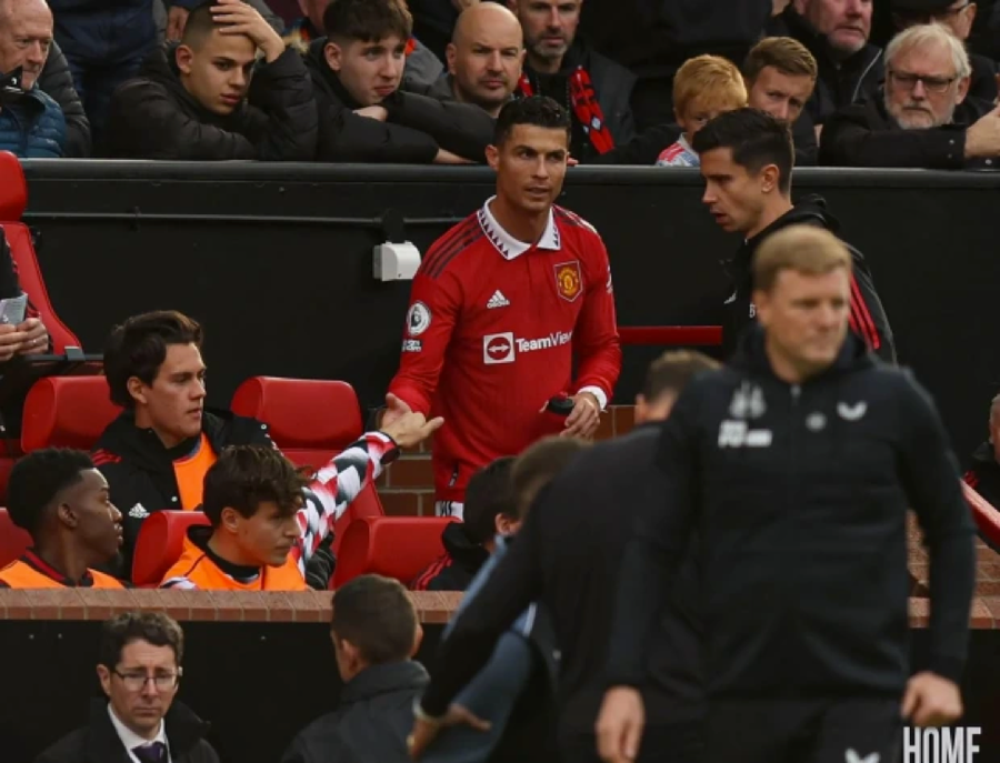Ronaldo thất vọng khi bị thay giữa chừng trong trận hòa không bàn thắng trước Newcastle. Ronaldo thất vọng khi bị thay giữa chừng trong trận hòa không bàn thắng trước Newcastle.
