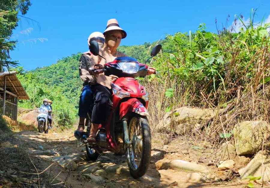 Đường đến điểm trường lẻ.