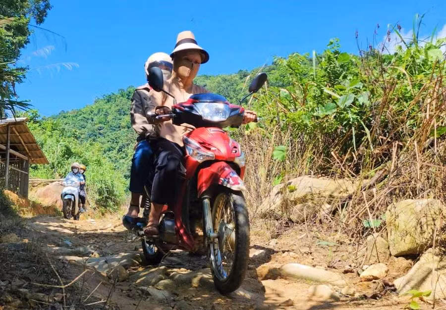 Đường đến điểm trường lẻ.