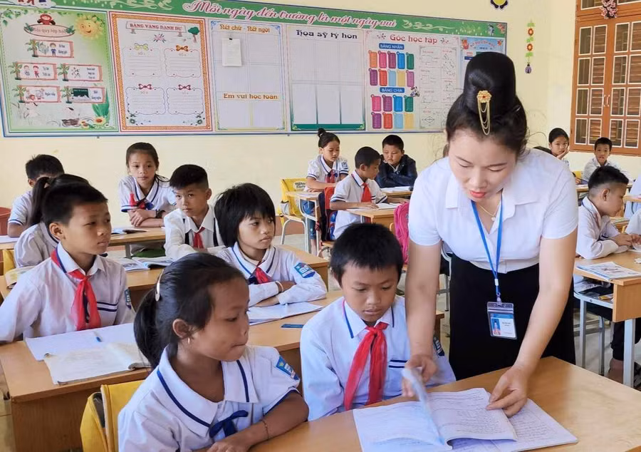 Cô giáo Đèo Thị Thủy đang hướng dẫn bài tập cho học sinh.