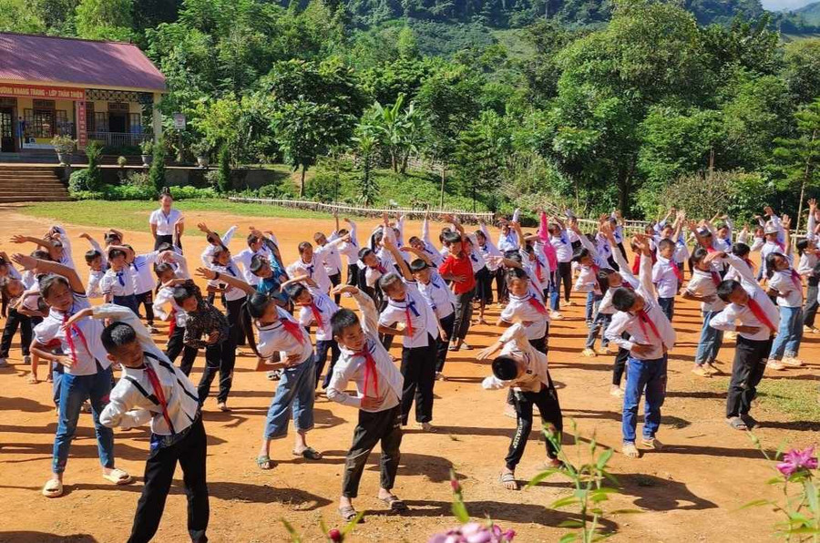 Học sinh điểm trường Pao Lằn tập thể dục giữa giờ.