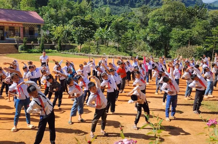 Học sinh điểm trường Pao Lằn tập thể dục giữa giờ.