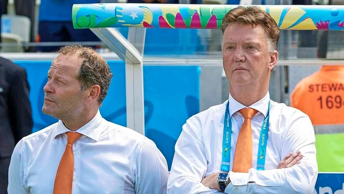 Chiến lược gia Van Gaal (phải) lần thứ ba dẫn dắt tuyển Hà Lan.