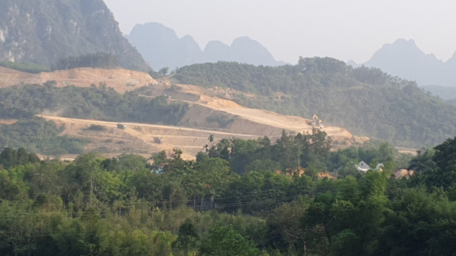 Dù chưa hoàn thiện thủ tục pháp lý nhưng Công ty TNHH Legacy Riverside vẫn ngang nhiên xẻ đồi. Dù chưa hoàn thiện thủ tục pháp lý nhưng Công ty TNHH Legacy Riverside vẫn ngang nhiên xẻ đồi.