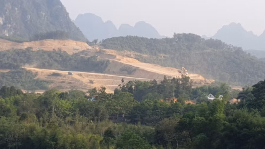 Dù chưa hoàn thiện thủ tục pháp lý nhưng Công ty TNHH Legacy Riverside vẫn ngang nhiên xẻ đồi.