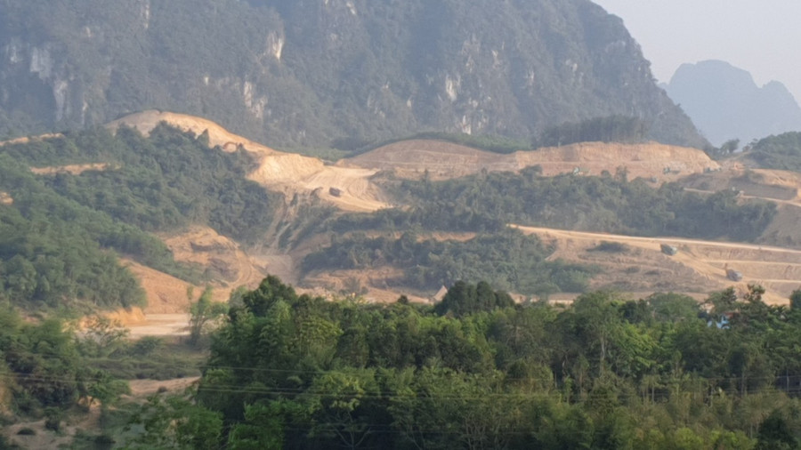 Khu vực Dự án Khu đô thị sinh thái nghỉ dưỡng cao cấp Đông Trường Sơn tại xã Tân Vinh đang được san gạt và vận chuyển đất. Khu vực Dự án Khu đô thị sinh thái nghỉ dưỡng cao cấp Đông Trường Sơn tại xã Tân Vinh đang được san gạt và vận chuyển đất.