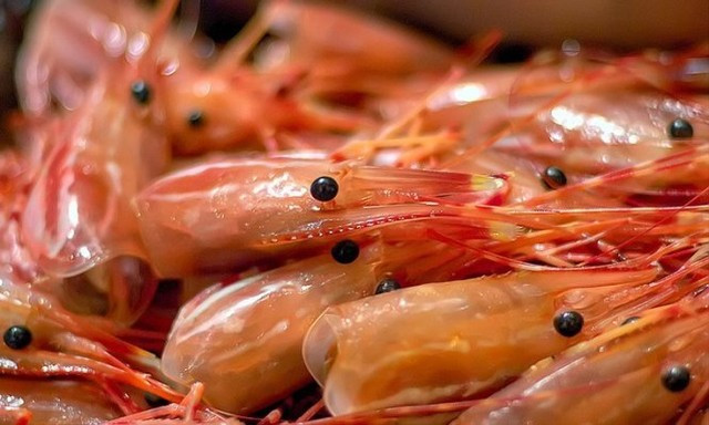 Những sai lầm khi ăn tôm cần tuyệt đối tránh ảnh 2 Sai lầm khi ăn tôm