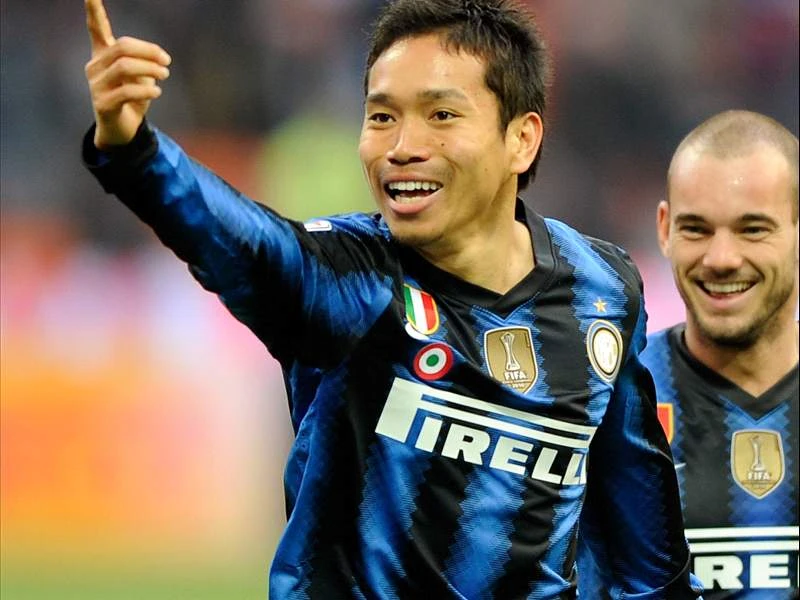 Nagatomo (trái) có 7 năm khoác áo Inter Milan.