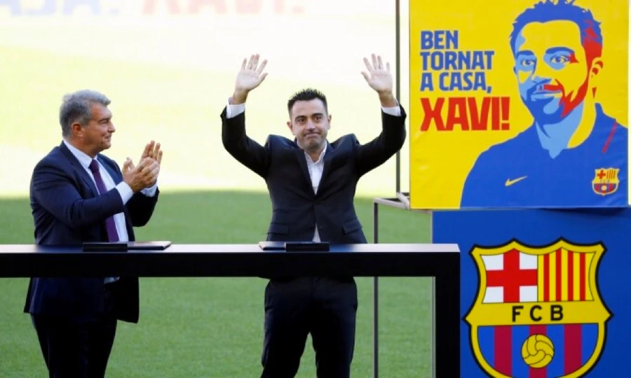 Xavi trong buổi lễ ra mắt Barca chiều 8/11.