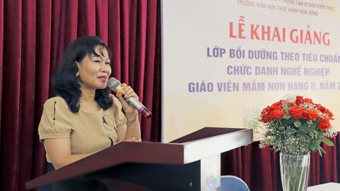 TS. Trịnh Thị Xim phát biểu khai mạc