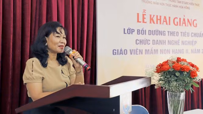 TS. Trịnh Thị Xim phát biểu khai mạc