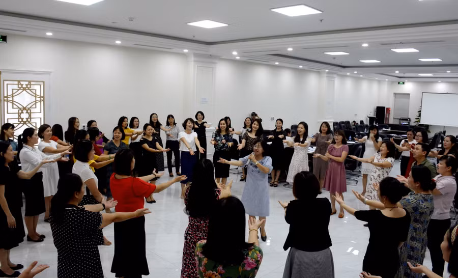 Các CBQL và GVMN tham gia lớp tập huấn