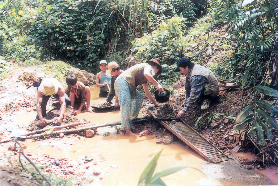 Đào đãi vàng tự phát nơi thượng nguồn Đà giang.