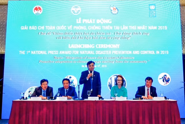 Các đại biểu tham gia Lễ phát động Giải báo chí toàn quốc về phòng chống thiên tai.