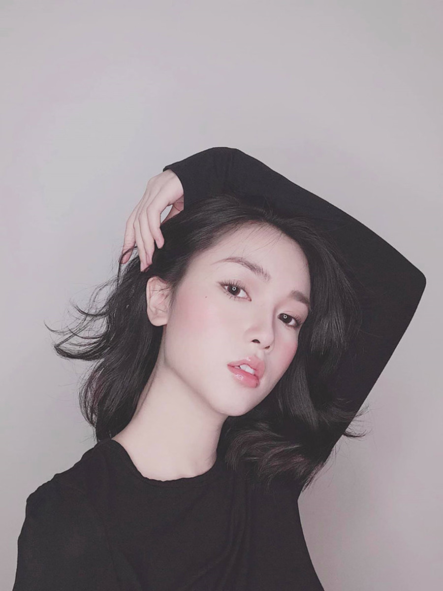 Khánh Linh có gương mặt xinh đẹp, đường nét hài hòa. Cô hiện là MC kiêm biên tập viên của một kênh truyền hình. Khánh Linh có gương mặt xinh đẹp, đường nét hài hòa. Cô hiện là MC kiêm biên tập viên của một kênh truyền hình.