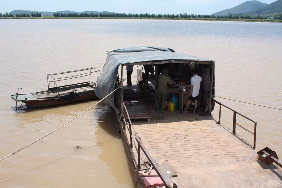 Bến đò nơi thượng nguồn sông Đà.