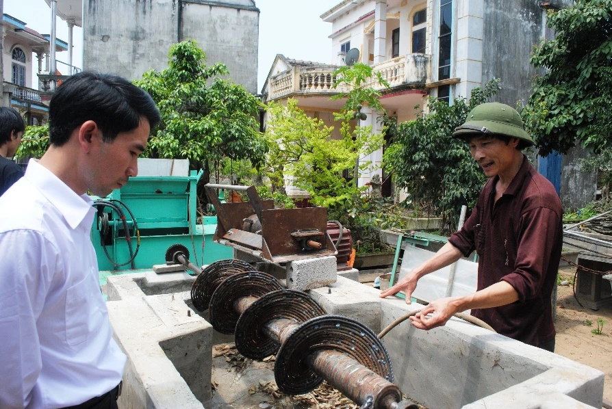 Ông Ngô Thái Nguyên (thứ hai bìa phải) giới thiệu quy trình hoạt động của máy xử lý rác.