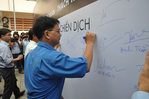 Đoàn viên, thanh niên TP HCM ký tên hưởng ứng đội mũ bảo hiểm đạt chuẩn