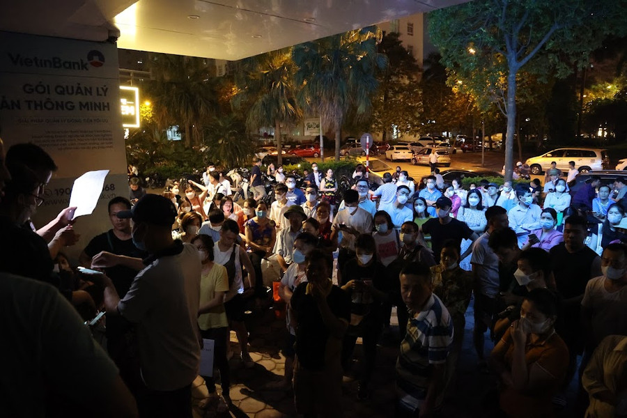 Người dân xếp hàng thâu đêm tìm kiếm cơ hội mua NƠXH tại Dự án NHS Trung Văn. Người dân xếp hàng thâu đêm tìm kiếm cơ hội mua NƠXH tại Dự án NHS Trung Văn.