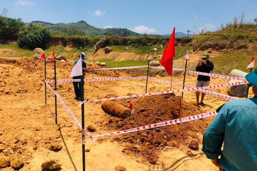 Lực lượng chức năng tiến hành lập hàng rào bảo vệ, cảnh báo người dân không đến gần khu vực nguy hiểm. Lực lượng chức năng tiến hành lập hàng rào bảo vệ, cảnh báo người dân không đến gần khu vực nguy hiểm.