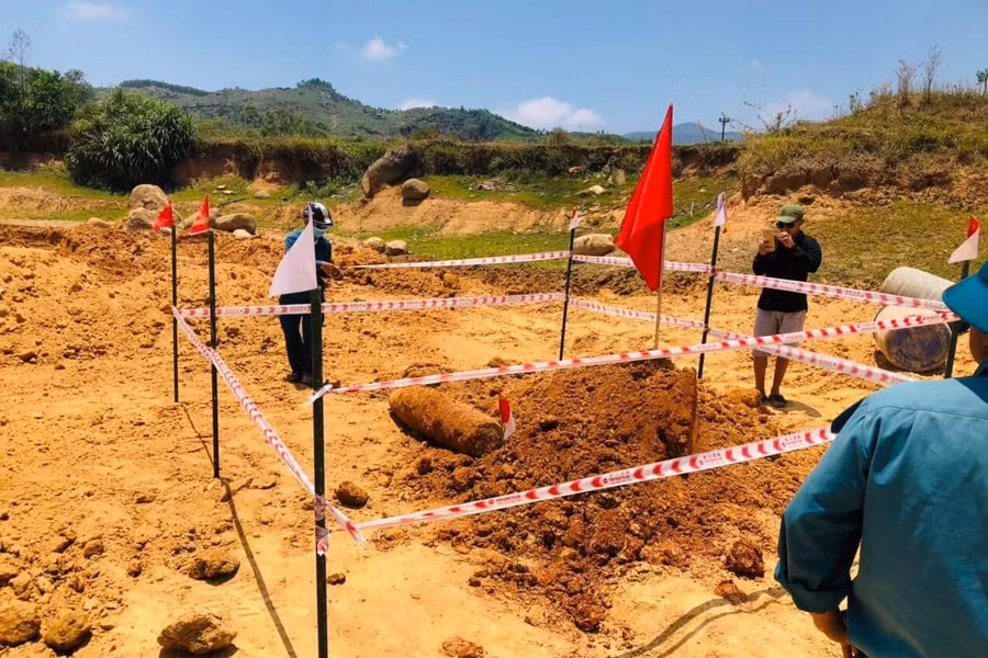 Lực lượng chức năng tiến hành lập hàng rào bảo vệ, cảnh báo người dân không đến gần khu vực nguy hiểm.