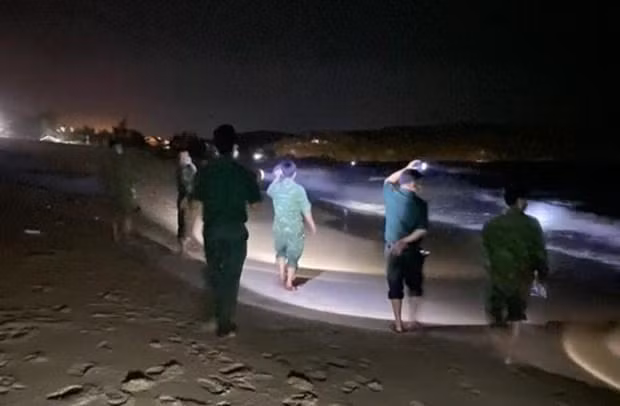 Người dân và lực lượng chức năng tìm kiếm nam sinh bị sóng cuốn trong đêm.