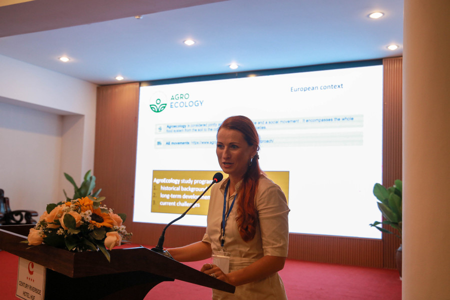 Đại diện Trường ĐH Mendel (Cộng hòa Séc) trao đổi tại hội thảo với chủ đề "Đào tạo sinh thái nông nghiệp tại Trường ĐH Mendel - lịch sử hình thành, quá trình phát triển và những thách thức hiện nay'. Đại diện Trường ĐH Mendel (Cộng hòa Séc) trao đổi tại hội thảo với chủ đề "Đào tạo sinh thái nông nghiệp tại Trường ĐH Mendel - lịch sử hình thành, quá trình phát triển và những thách thức hiện nay'.