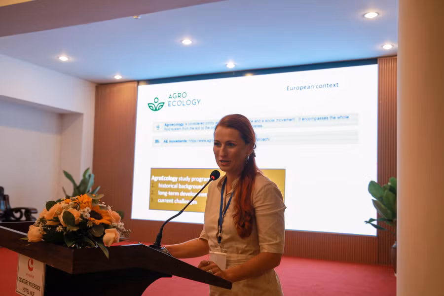 Đại diện Trường ĐH Mendel (Cộng hòa Séc) trao đổi tại hội thảo với chủ đề "Đào tạo sinh thái nông nghiệp tại Trường ĐH Mendel - lịch sử hình thành, quá trình phát triển và những thách thức hiện nay'. Đại diện Trường ĐH Mendel (Cộng hòa Séc) trao đổi tại hội thảo với chủ đề "Đào tạo sinh thái nông nghiệp tại Trường ĐH Mendel - lịch sử hình thành, quá trình phát triển và những thách thức hiện nay'.