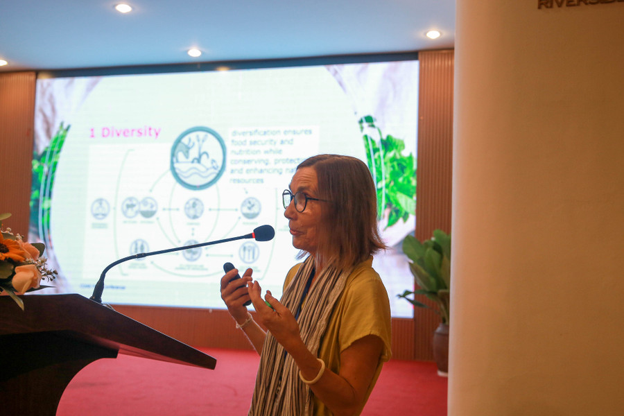 Chuyên gia báo cáo tại hội thảo với chủ đề "Sinh thái nông nghiệp: Tầm nhìn của tổ chức lương thực và nông nghiệp Liên Hợp Quốc" tại hội thảo. Chuyên gia báo cáo tại hội thảo với chủ đề "Sinh thái nông nghiệp: Tầm nhìn của tổ chức lương thực và nông nghiệp Liên Hợp Quốc" tại hội thảo.