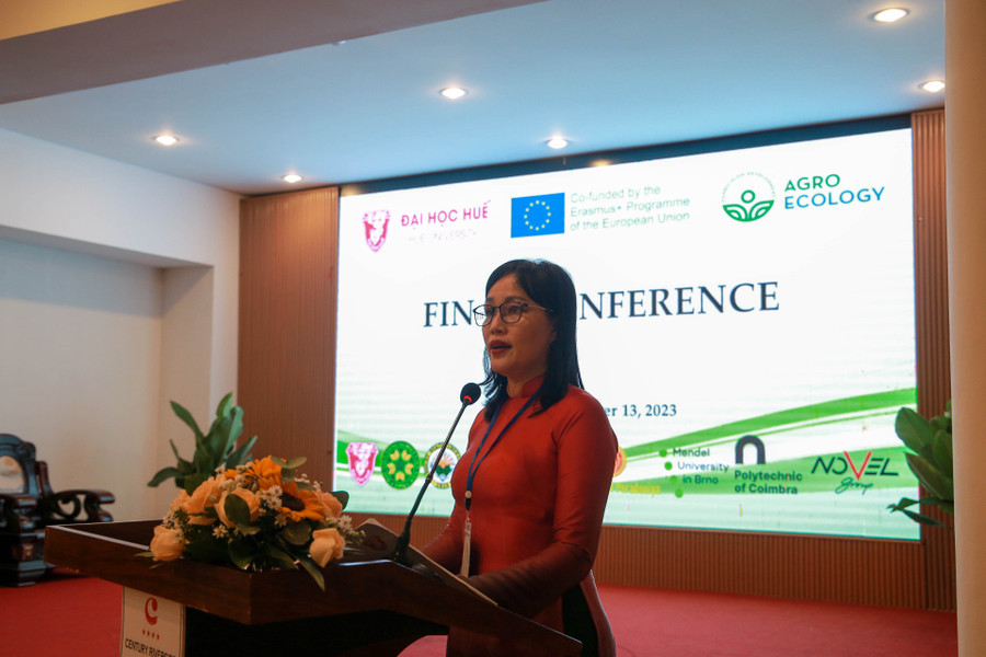 T.S Đỗ Thị Xuân Dung - Phó Giám đốc ĐH Huế trao đổi về chương trình liên kết đào tạo thạc sĩ nông nghiệp tại hội thảo. T.S Đỗ Thị Xuân Dung - Phó Giám đốc ĐH Huế trao đổi về chương trình liên kết đào tạo thạc sĩ nông nghiệp tại hội thảo.