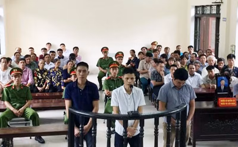 Các bị cáo trước vành móng ngựa.