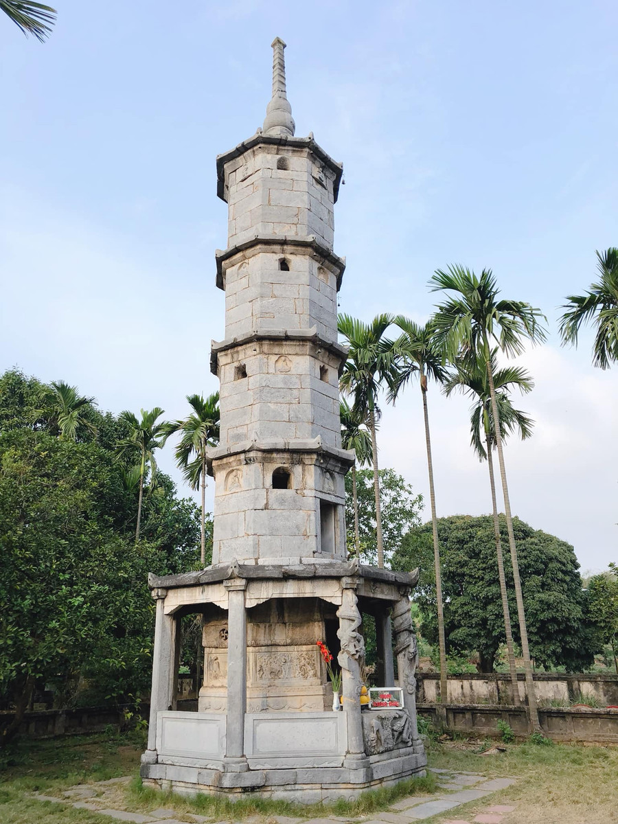 Tháp đá Báo Nghiêm chùa Bút Tháp. Tháp đá Báo Nghiêm chùa Bút Tháp.