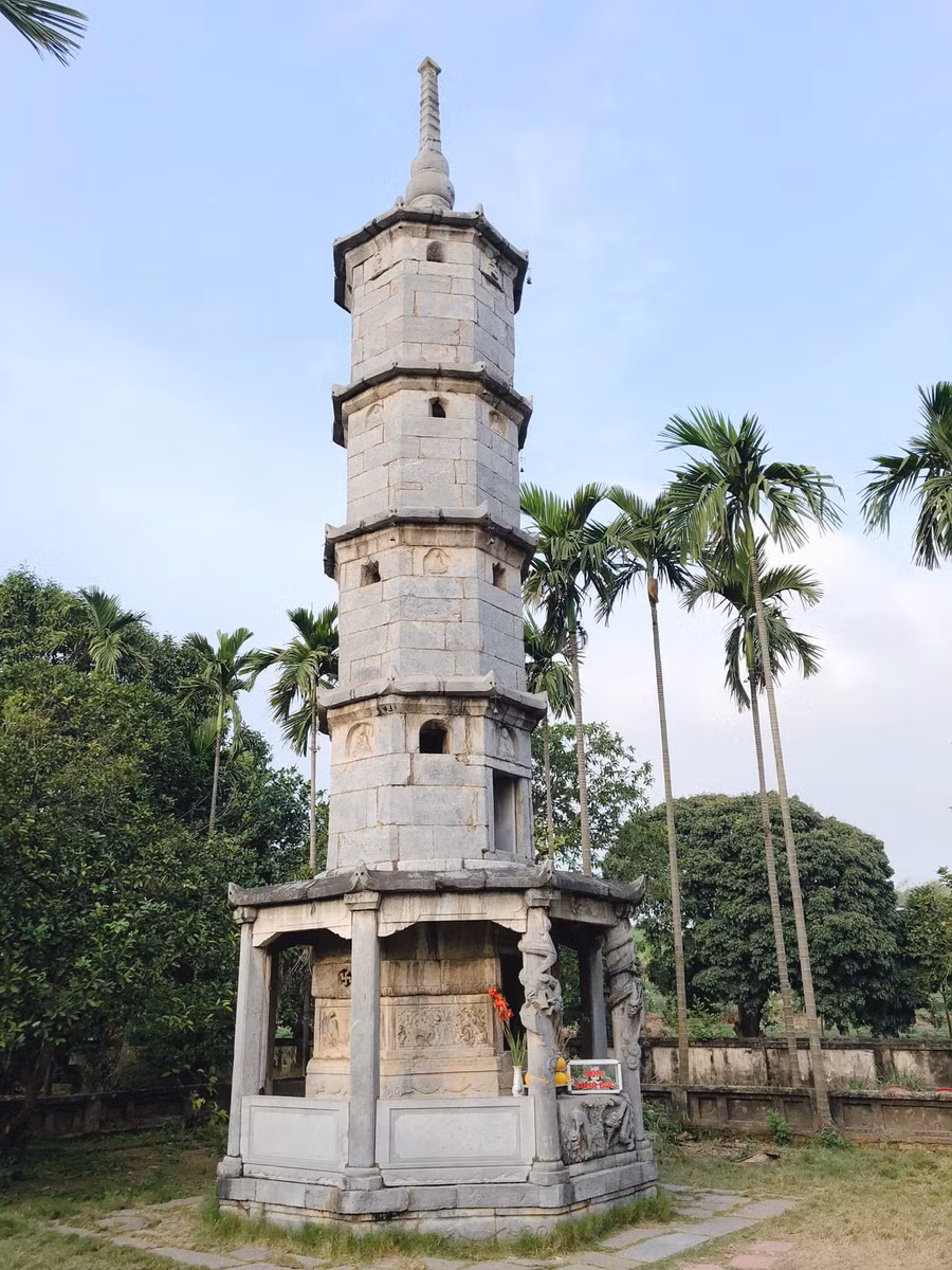 Tháp đá Báo Nghiêm chùa Bút Tháp.