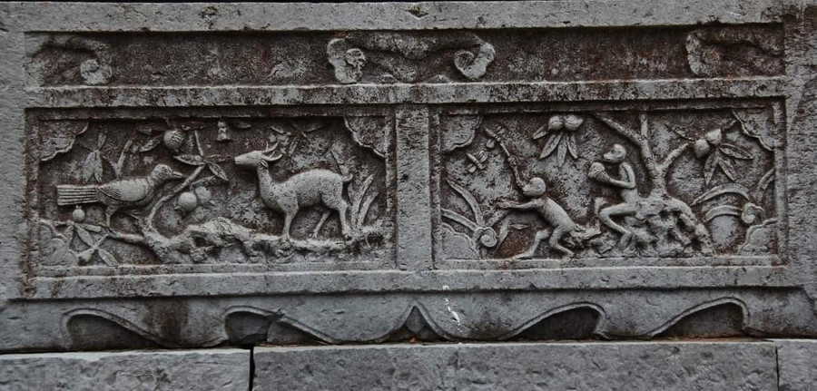 Bức chạm 'Tước lộc' và 'Phong hầu'.