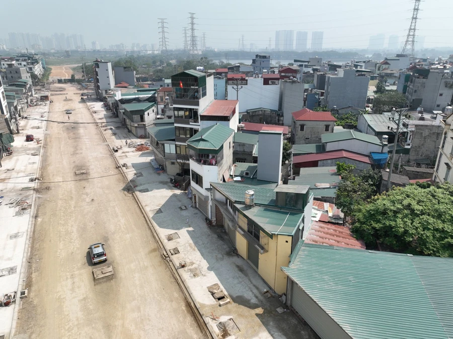 Dọc hai bên tuyến đường dài 1,9km với vốn đầu tư 500 tỷ đồng xuất hiện nhiều căn nhà hình tam giác.