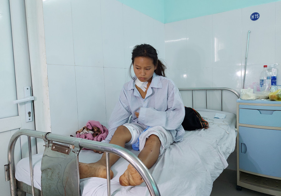 Chị Y Khung bật khóc khi nhớ lại cảnh tượng hãi hùng sau khi đầu đạn phát nổ. Chị Y Khung bật khóc khi nhớ lại cảnh tượng hãi hùng sau khi đầu đạn phát nổ.