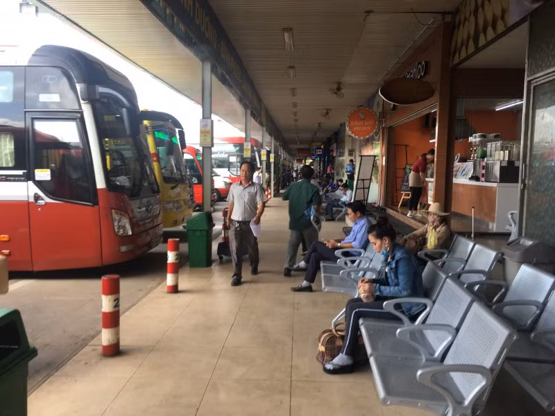 Hành khách chờ ra xe xuất bến tại Bến xe miền Đông.