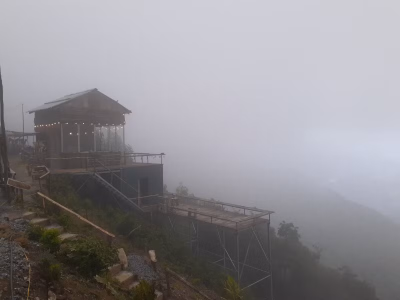 Bất chấp nguy hiểm, nhiều hộ vẫn dựng lên những căn nhà tạm để “săn mây”.