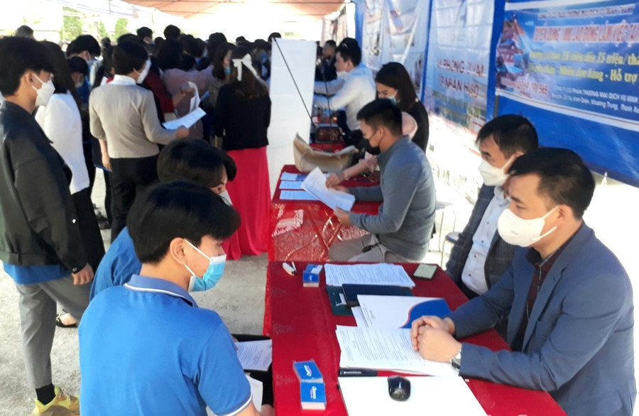 Trung tâm Dịch vụ việc làm tỉnh phối hợp với các đơn vị tổ chức tư vấn, giới thiệu việc làm cho người lao động trên địa bàn. Trung tâm Dịch vụ việc làm tỉnh phối hợp với các đơn vị tổ chức tư vấn, giới thiệu việc làm cho người lao động trên địa bàn.