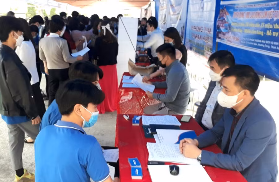 Trung tâm Dịch vụ việc làm tỉnh phối hợp với các đơn vị tổ chức tư vấn, giới thiệu việc làm cho người lao động trên địa bàn.