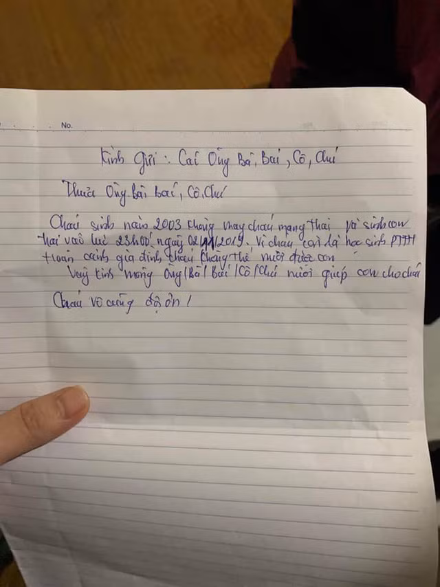 Bé trai sơ sinh 10 ngày tuổi bị bỏ rơi kèm lời nhắn cháu còn là học sinh, không thể nuôi được con - Ảnh 3.