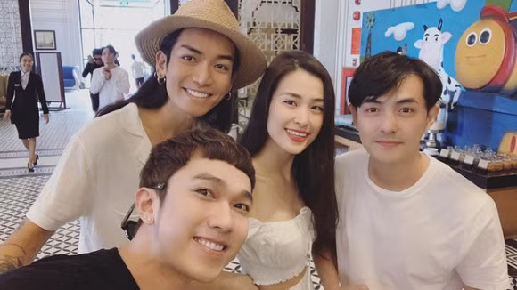 Dù vui bên bạn bè đến tận khuya nhưng sáng nay, Đông Nhi cùng ông xã đã dậy rất sớm để cùng đi ăn sáng với khách mời. Thần sắc của cả hai vẫn tươi tỉnh, rạng rỡ. (Ngôi sao).