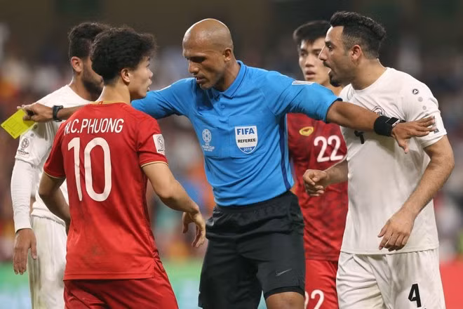 Vị trọng tài người Oman được đông đảo người hâm mộ Việt Nam yêu mến. Ảnh: Fandom Owker, Getty.