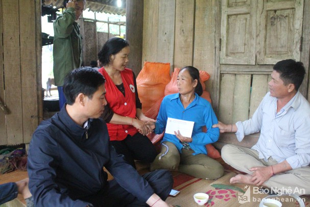 Nhặt bóng rơi khe suối, bé trai 2 tuổi đuối nước thương tâm