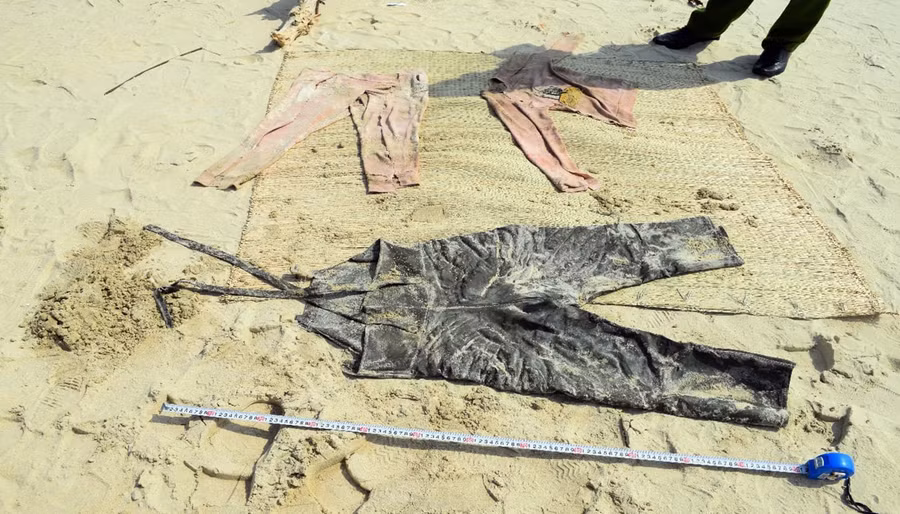 Trang phục trên thi thể trôi vào bờ biển ở tỉnh Quảng Nam.