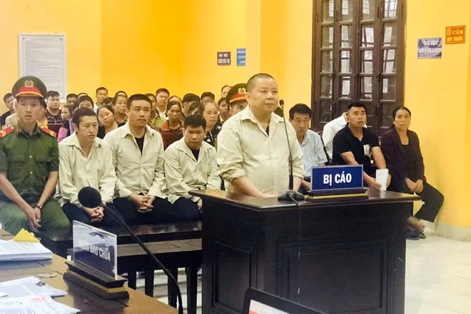 Triệu Ký Voòng (đứng) và đồng phạm tại tòa. Ảnh: N.H.