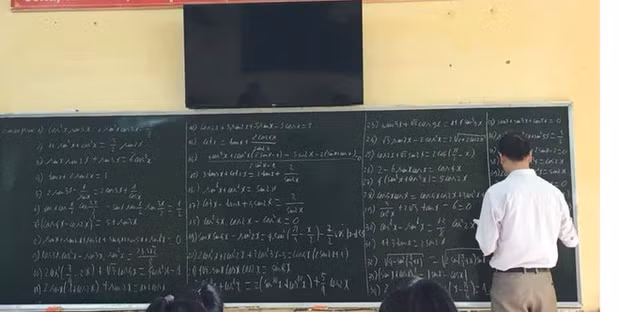 Vui sướng vì cô giáo bảo tiết này chỉ cần làm một bài tập, học trò vô tư nói chuyện cho đến khi nhìn lên bảng thấy cái đề thì... hết cả hồn-5