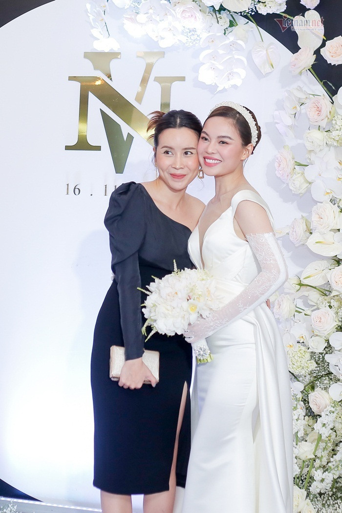 Vợ chồng Lưu Hương Giang - Hồ Hoài Anh quấn quýt dự đám cưới Giang Hồng Ngọc ảnh 4 Vợ chồng Lưu Hương Giang - Hồ Hoài Anh quấn quýt dự đám cưới Giang Hồng Ngọc