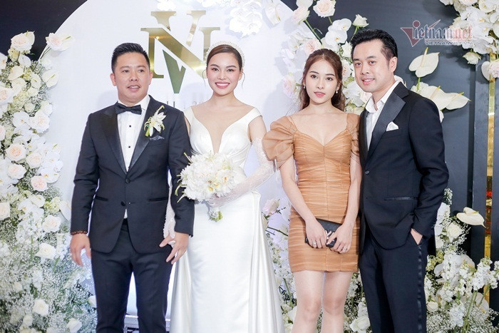 Vợ chồng Lưu Hương Giang - Hồ Hoài Anh quấn quýt dự đám cưới Giang Hồng Ngọc ảnh 7 Vợ chồng Lưu Hương Giang - Hồ Hoài Anh quấn quýt dự đám cưới Giang Hồng Ngọc