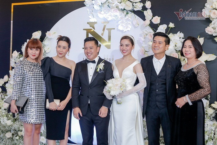 Vợ chồng Lưu Hương Giang - Hồ Hoài Anh quấn quýt dự đám cưới Giang Hồng Ngọc ảnh 3 Vợ chồng Lưu Hương Giang - Hồ Hoài Anh quấn quýt dự đám cưới Giang Hồng Ngọc